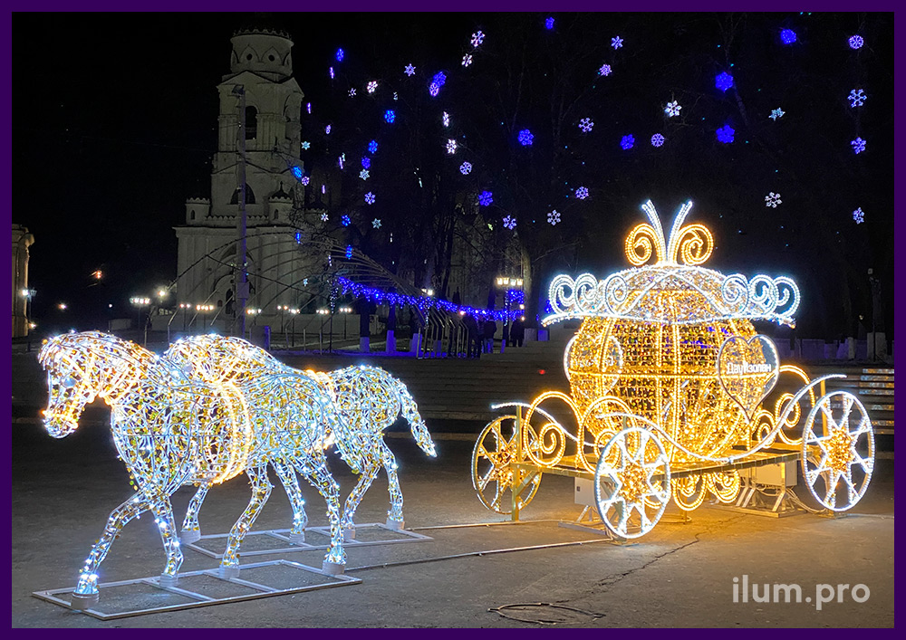 Новогодние декорации из гирлянд и светодиодного дюралайта в форме кареты с лошадьми