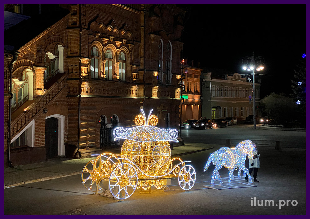 Новогодняя фотозона для городской площади - карета для Золушки и пара коней из гирлянд