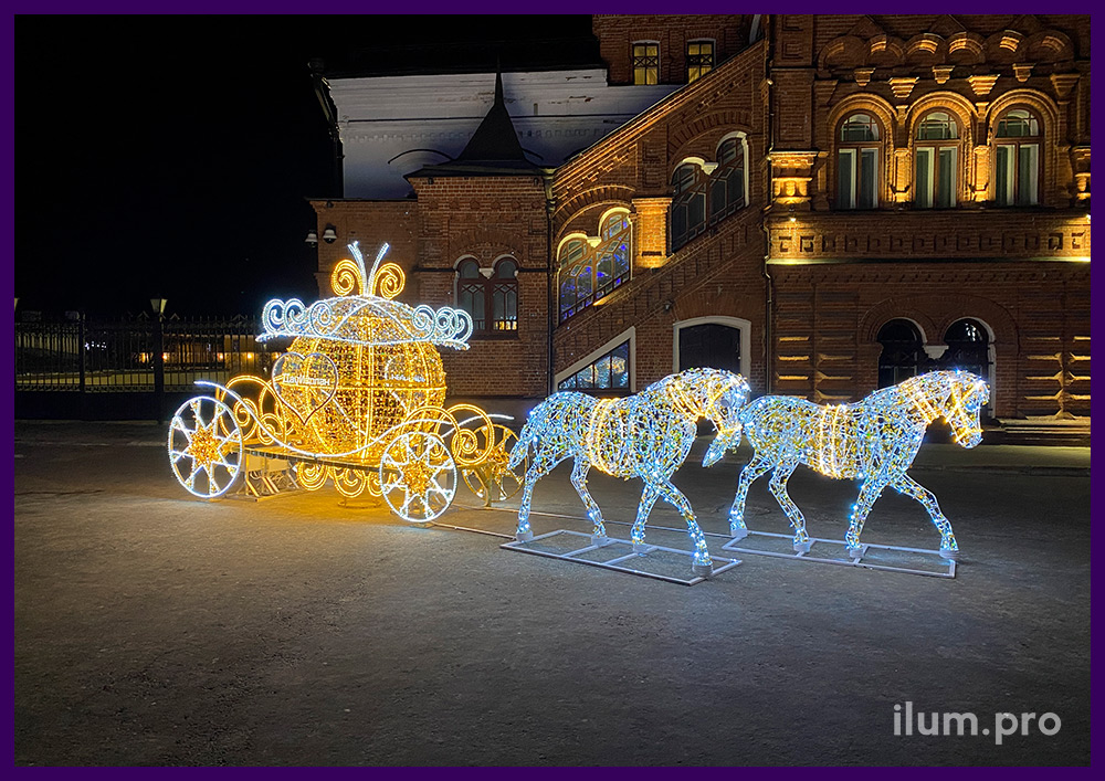 Новогодняя композиция с гирляндами на металлическом каркасе в форме кареты с парой лошадей