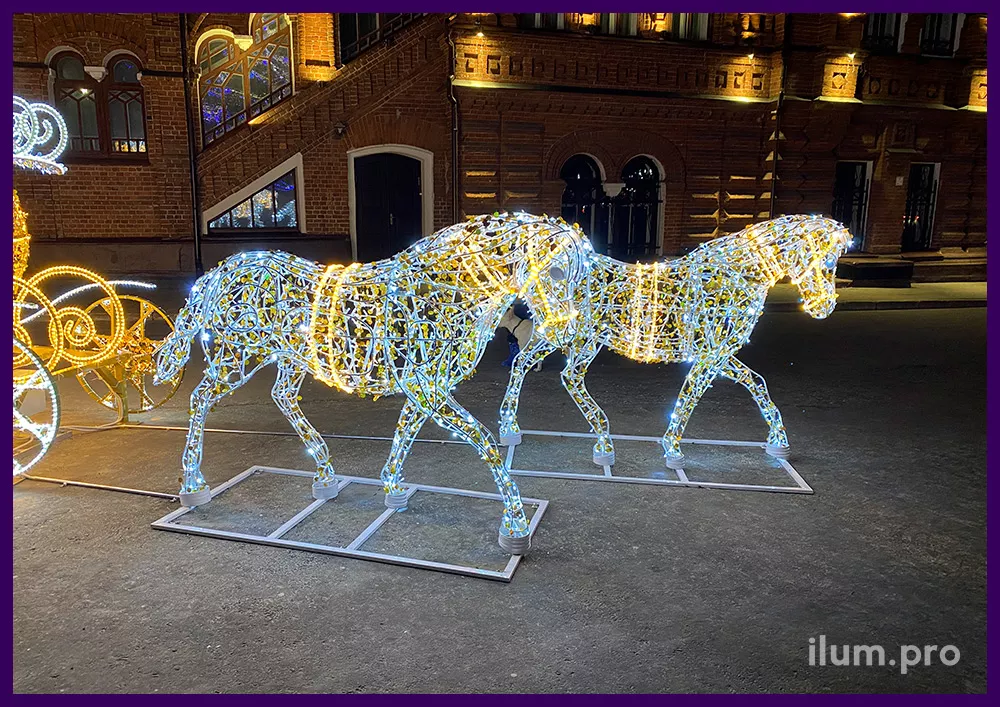 Уличная фотозона с каретой и белыми конями из металла, подсветка профессиональными гирляндами IP65