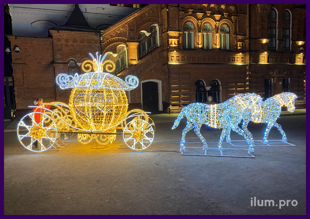 Карета и лошади из металлического каркаса и гирлянд для украшения города на Новый год