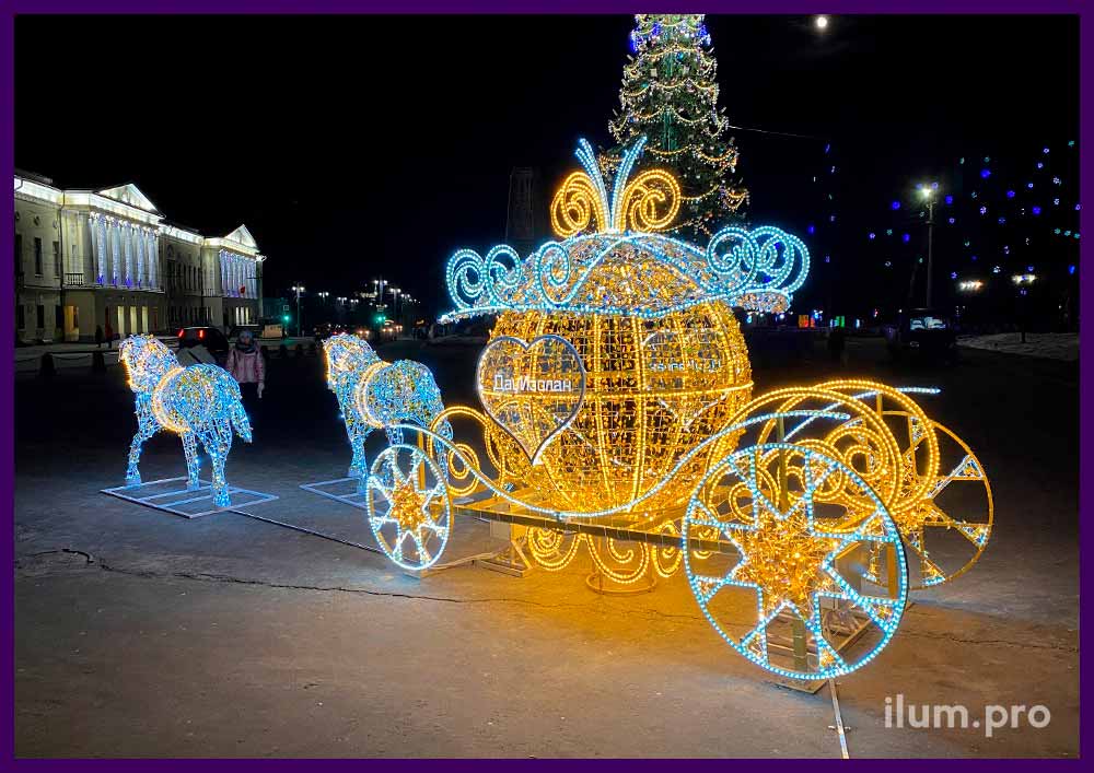 Новогодние декорации из гирлянд и светодиодного дюралайта в форме кареты с лошадьми