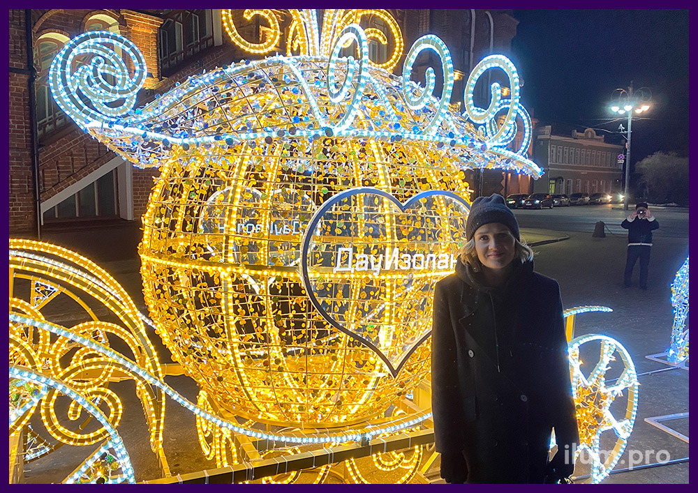 Украшение города светодиодной каретой с гирляндами и дюралайтом на Новый год