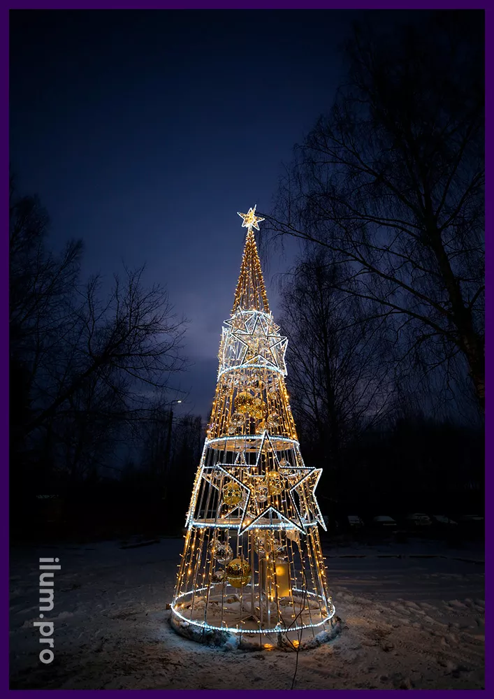 Светодиодная ёлка со звёздами и тёпло-белыми гирляндами на Новый год для города