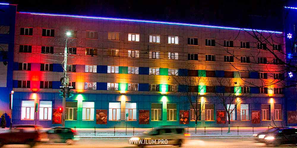 Архитектурная подсветка фасада здания во Владимире разноцветными прожекторами