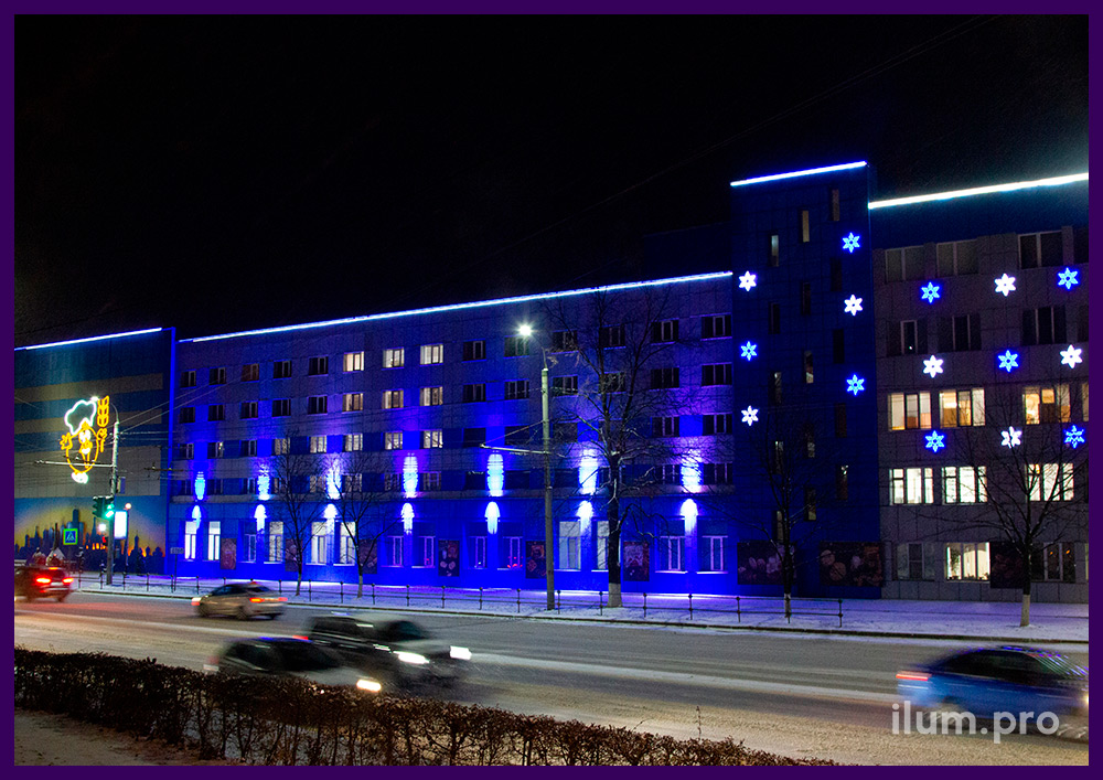 Разноцветные архитектурные прожекторы на фасаде завода во Владимирской области