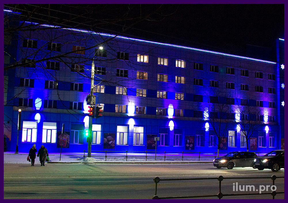 Подсветка фасада завода большими светодиодными прожекторами разных цветов