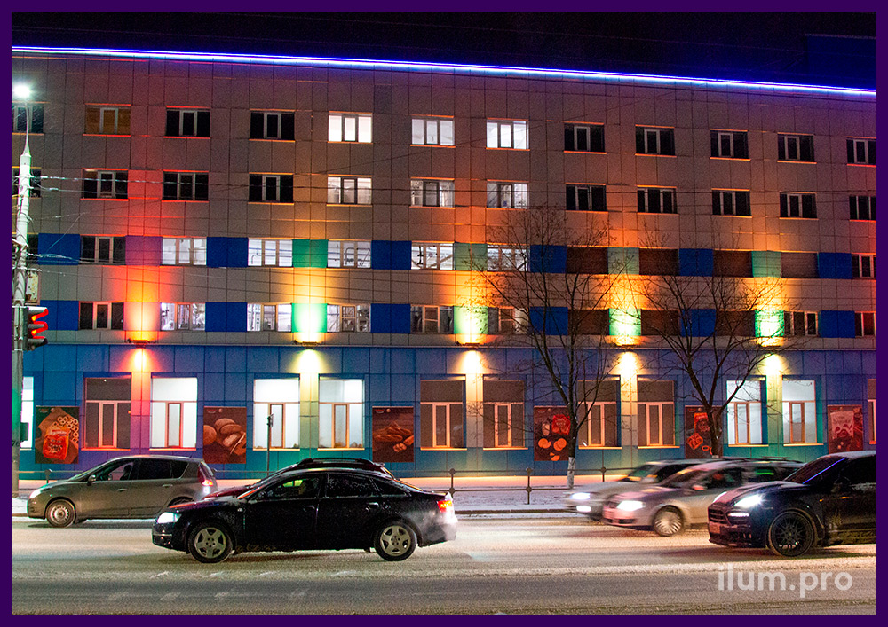 Подсветка фасада большими светодиодными прожекторами разных цветов и мощности