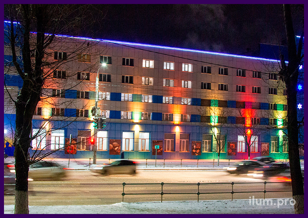 Разноцветная архитектурная подсветка на фасаде здания завода во Владимирской области