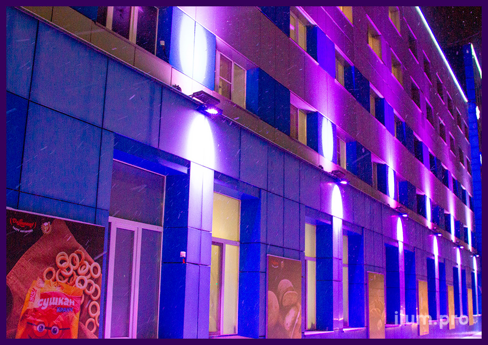 Светодиодная подсветка здания разноцветными архитектурными прожекторами с управлением от контроллера