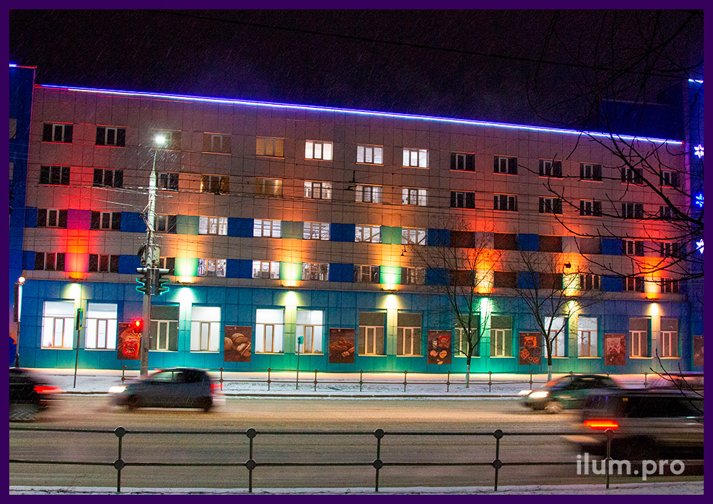 Светодиодные прожекторы с управлением на фасаде многоэтажного здания во Владимире