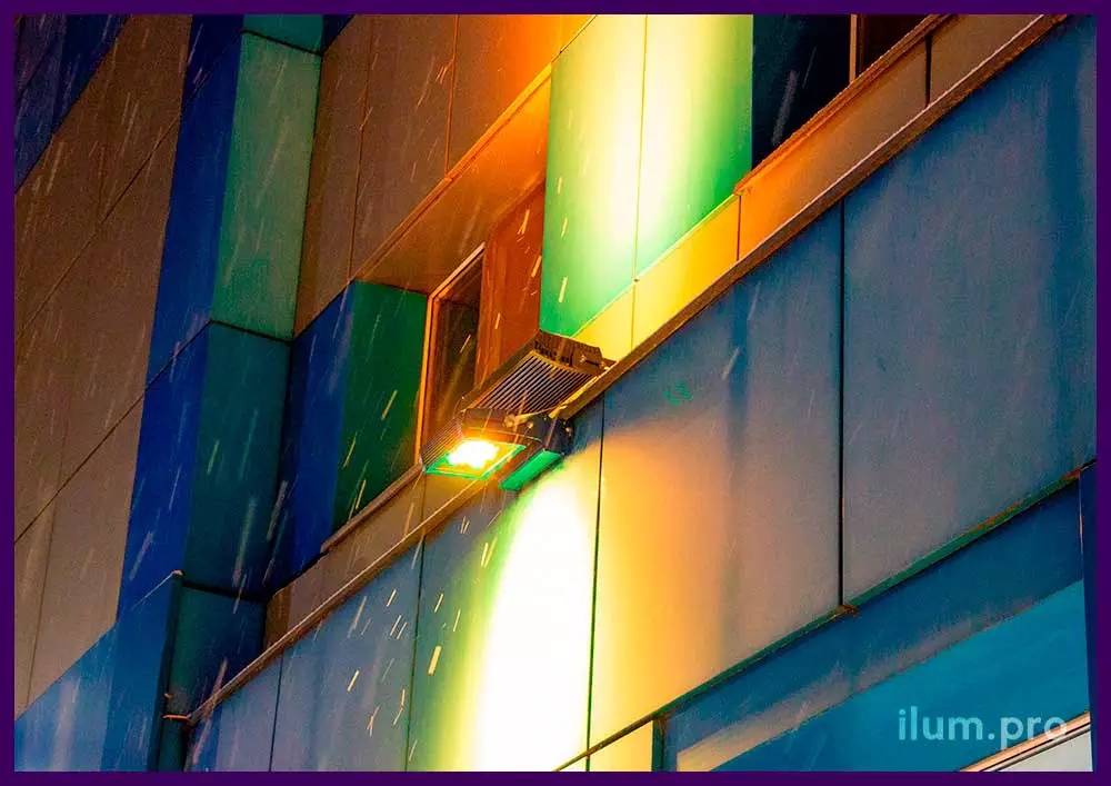 Светодиодные прожекторы с управлением на фасаде многоэтажного здания во Владимире