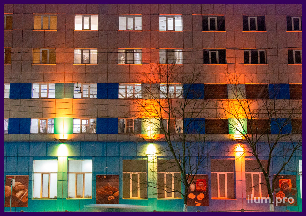 Светодиодные прожекторы на фасаде многоэтажного здания завода во Владимирской области