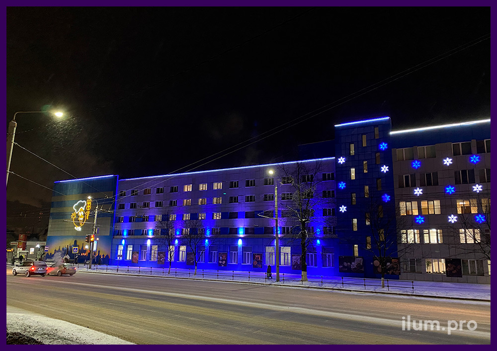 Новогодняя архитектурная подсветка фасада здания во Владимире светодиодными прожекторами