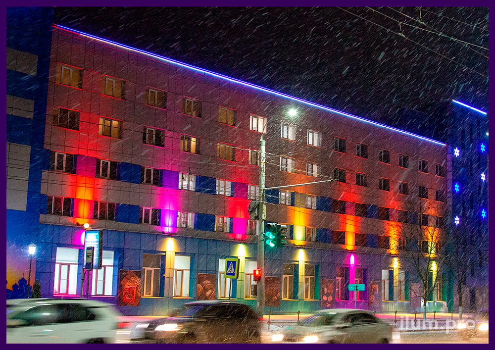 Качественные светодиодные прожекторы RGB с алюминиевым корпусом на фасаде хлебокомбината во Владимире