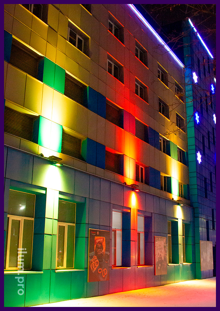 Архитектурное освещение фасада здания разноцветными прожекторами с DMX контроллером