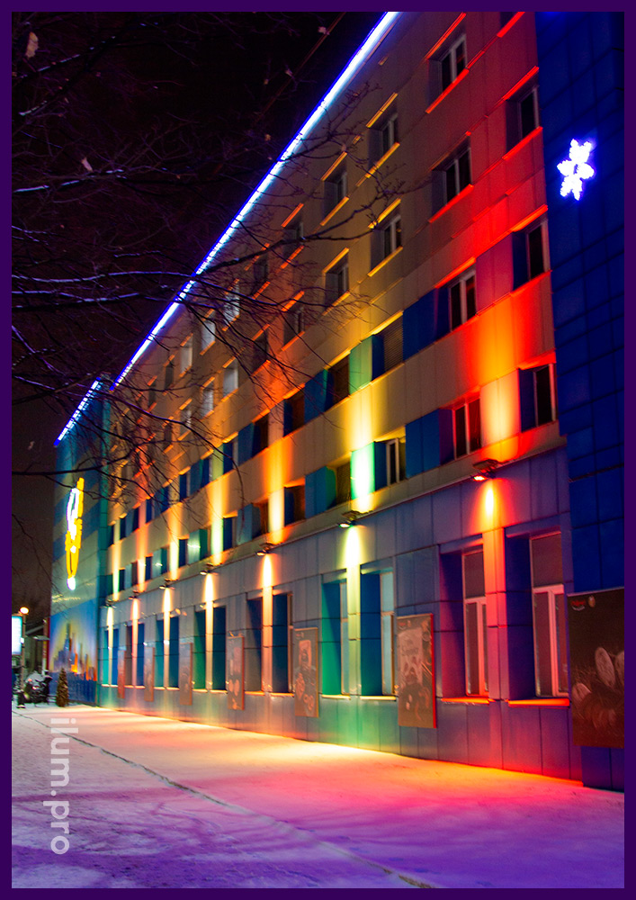 Подсветка фасада разноцветными светодиодными прожекторами с управлением по DMX