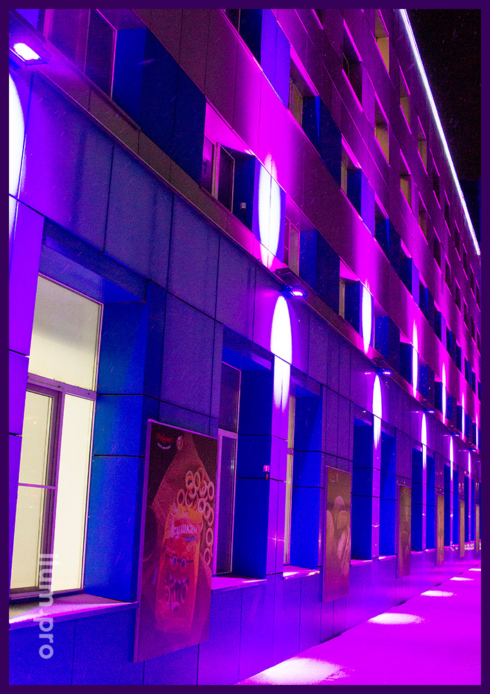 Качественные светодиодные прожекторы для архитектурной подсветки фасада здания к праздникам