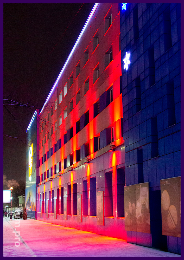 Разноцветные, архитектурные, RGB прожекторы на фасаде здания во Владимирской области