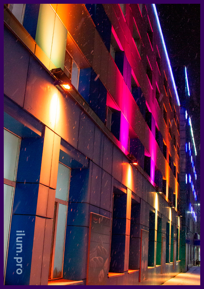 Светодинамическая архитектурная подсветка фасада управляемыми RGB прожекторами
