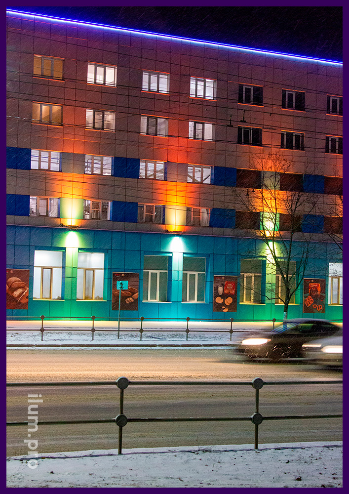 Разноцветная архитектурная подсветка здания с управлением по стандарту DMX 512