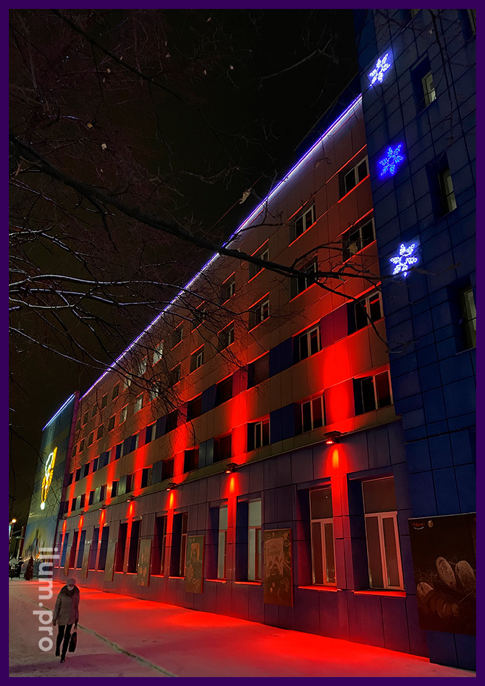 Подсветка фасада завода управляемыми прожекторами со светодиодными модулями RGB