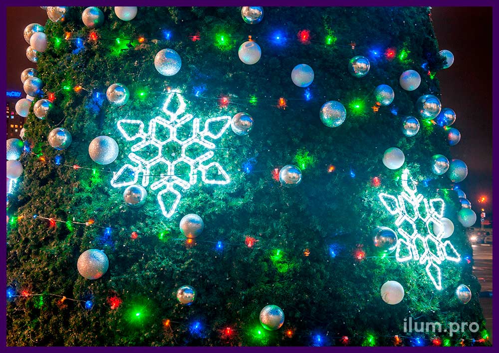 Ёлка со светодиодными звёздами - украшение ТЦ Лето в Санкт-Петербурге на Новый год