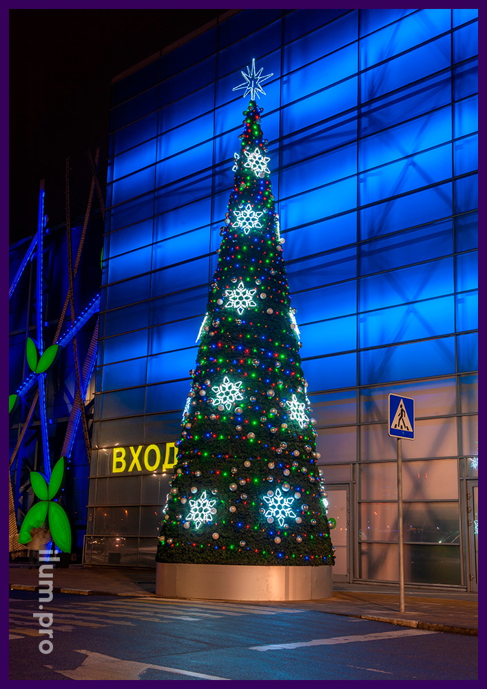 Украшение новогодней ёлки у ТЦ в Санкт-Петербурге светодиодными снежинками