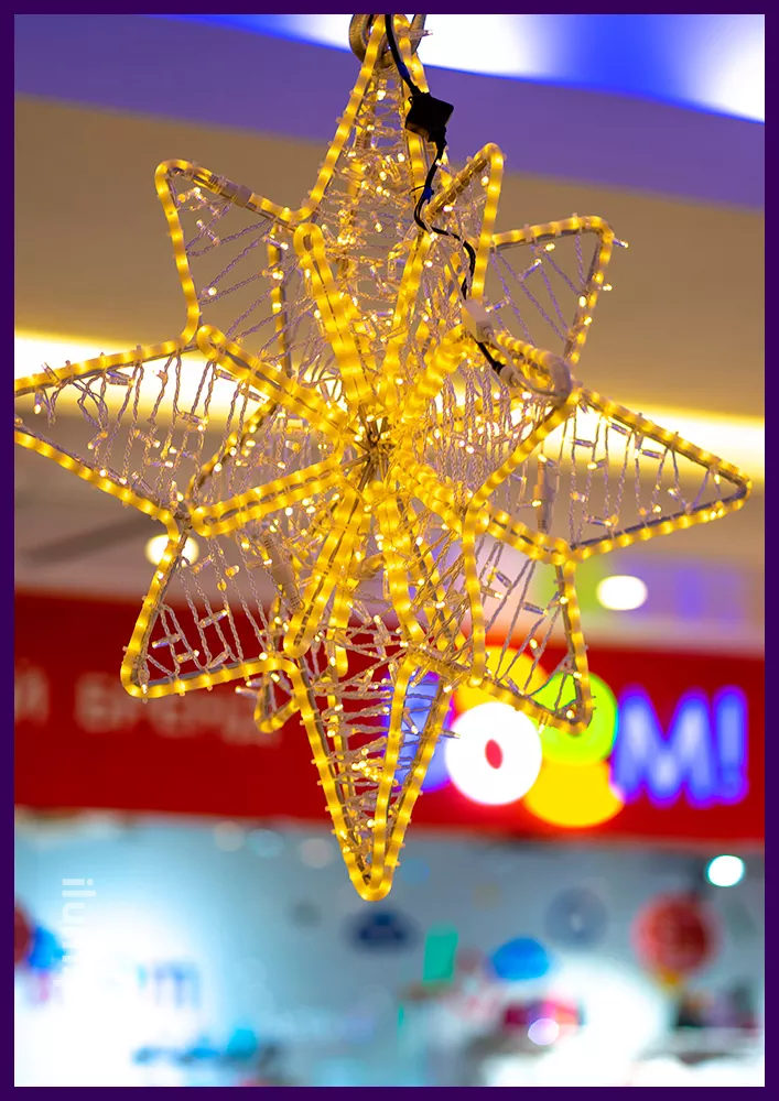 Звёзды с дюралайтом и гирляндами на алюминиевом каркасе в интерьере ТЦ на Новый год
