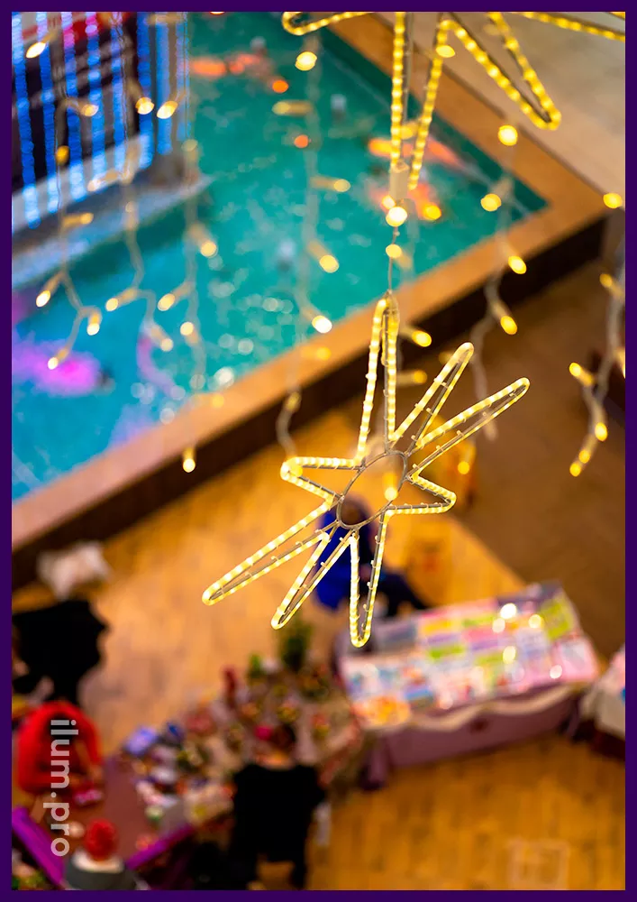 Светящиеся подвесные фигуры для новогоднего украшения атриума торгового центра