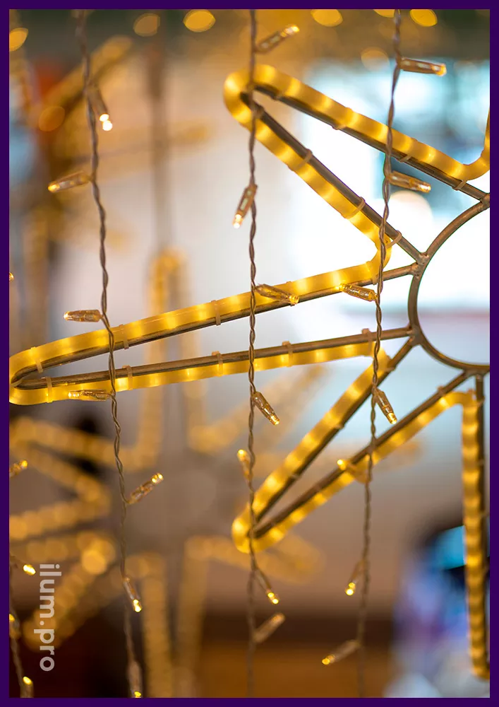 Украшение торгового центра к новогодним праздникам, светящиеся звёзды с гирляндами в атриуме