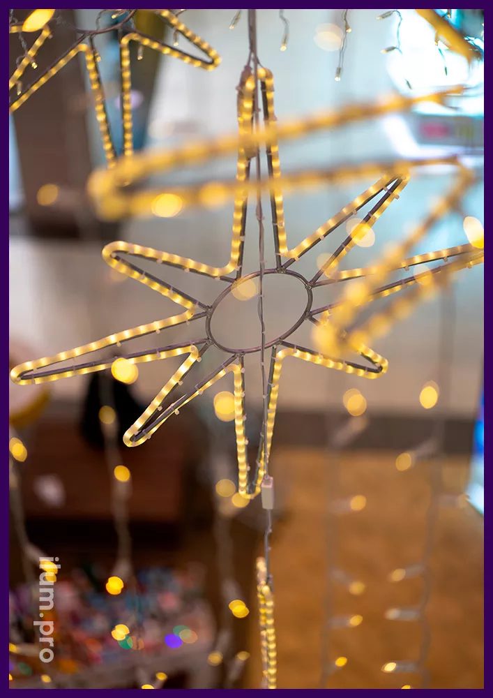 Подсветка атриума торгового центра Солнечный в Новом Уренгое новогодней иллюминацией с гирляндами тёплых оттенков