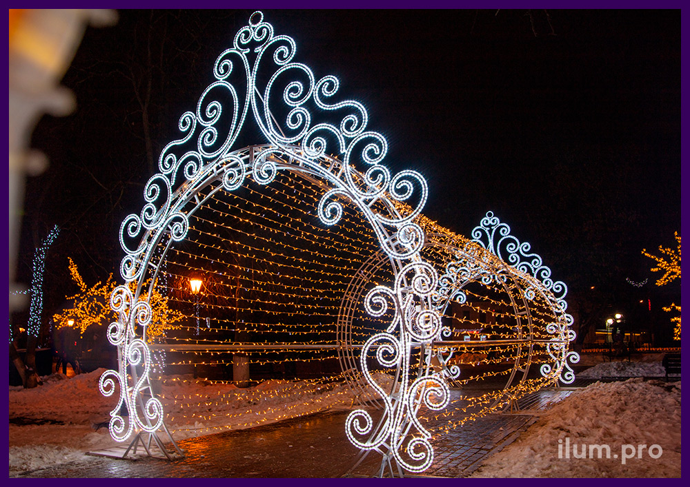 Украшение города Чехов на Новый год светодиодным тоннелем из гирлянд разных цветов