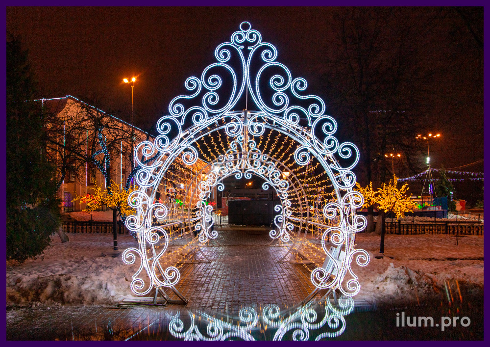 Большой светящийся тоннель из уличных гирлянд для украшения города на Новый год