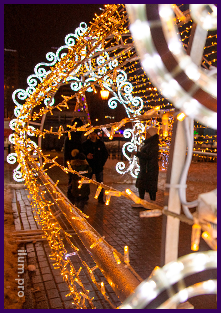 Украшение парка светодиодным тоннелем из уличных гирлянд разных цветов на Новый год
