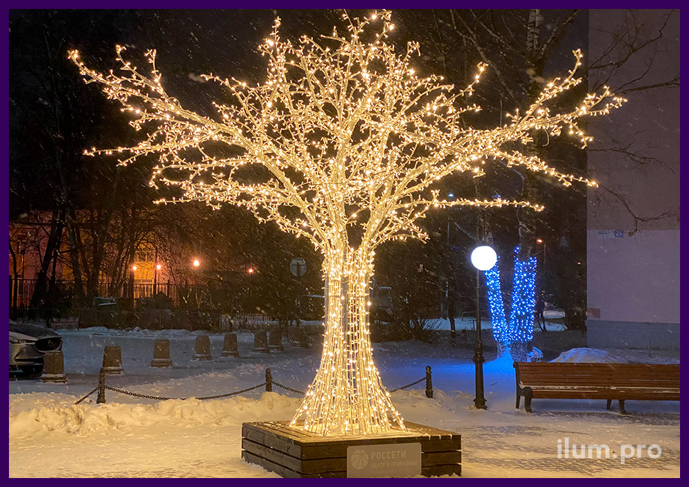 Большое дерево из металлического каркаса и светодиодных гирлянд на ветках во Владимире