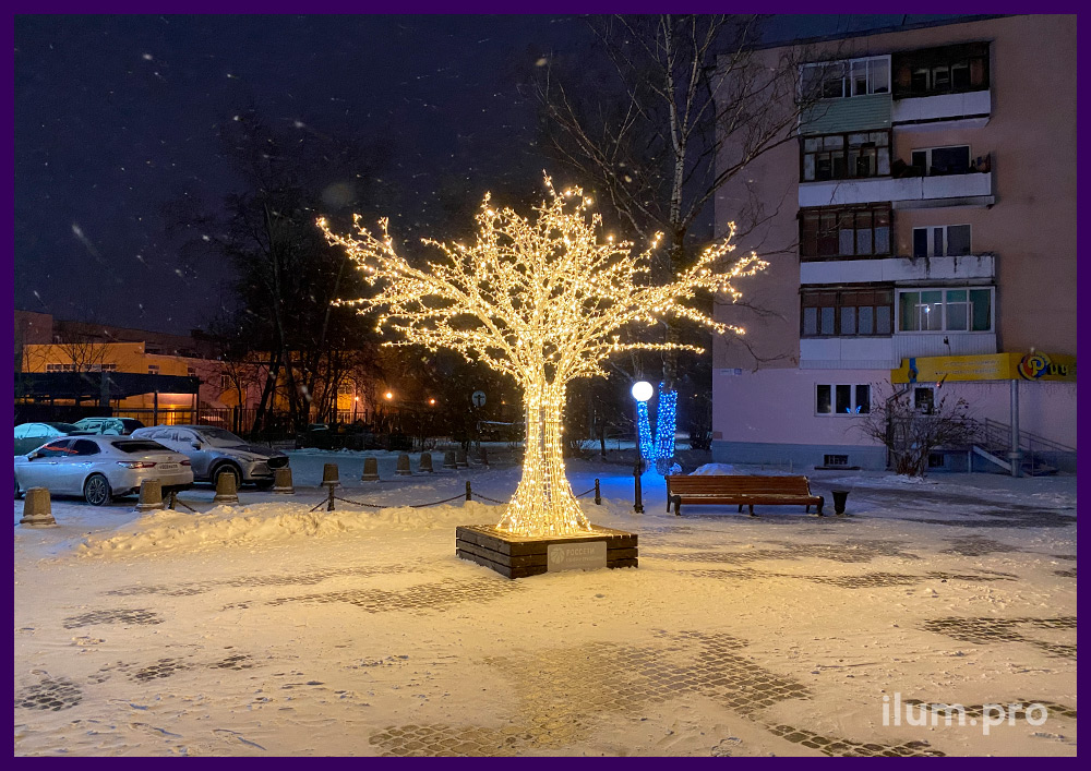 Новогодняя иллюминация для украшения города - дерево из гирлянд тёпло-белого цвета