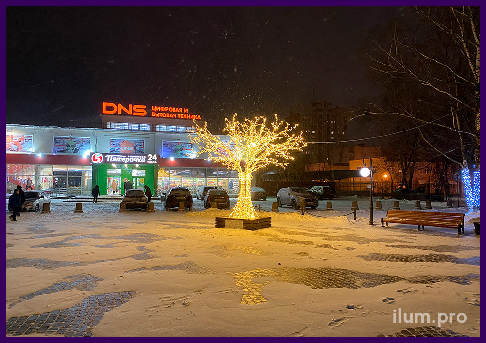 Новогодние декорации во Владимире на Левитана, дерево из гирлянд на алюминиевом каркасе