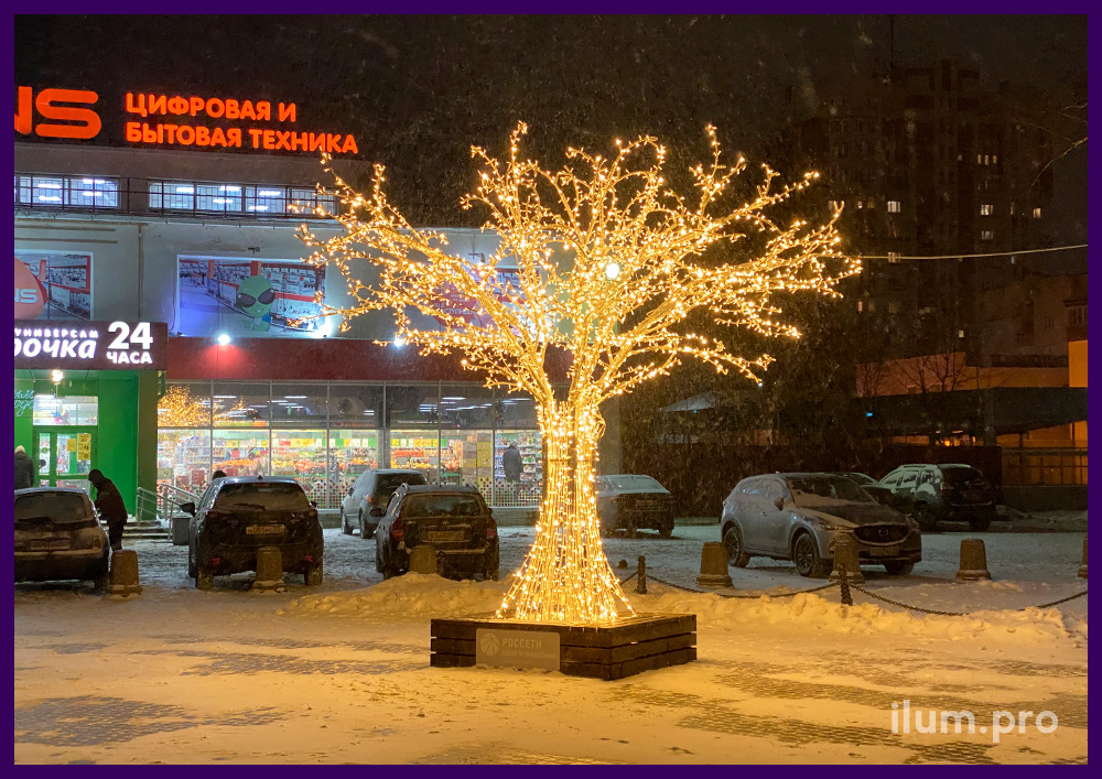 Тёпло-белое дерево с подсветкой гирляндами и лавочкой в основании на площади Владимира