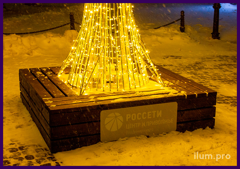 Подсветка территории новогодним деревом из гирлянд и металлического каркаса со скамейкой