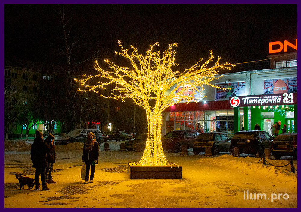 Украшение города на Новый год светодиодными фигурами в форме деревьев
