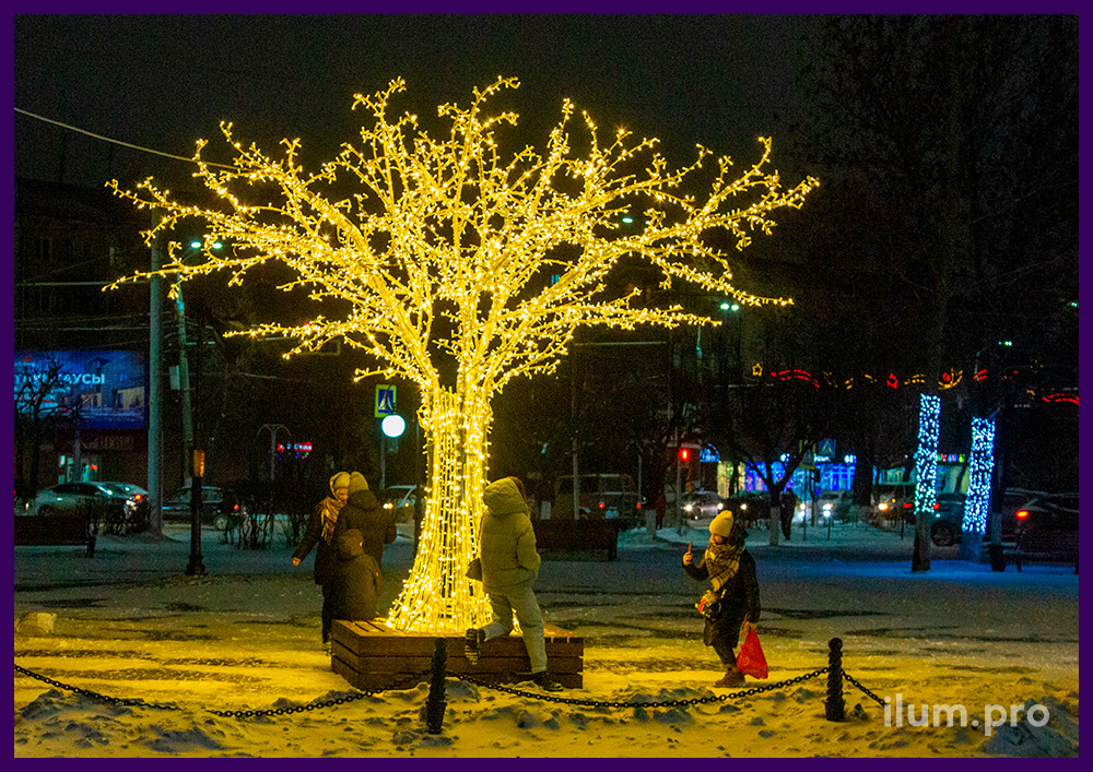 Новогодние украшения для города светящимися деревьями с гирляндами