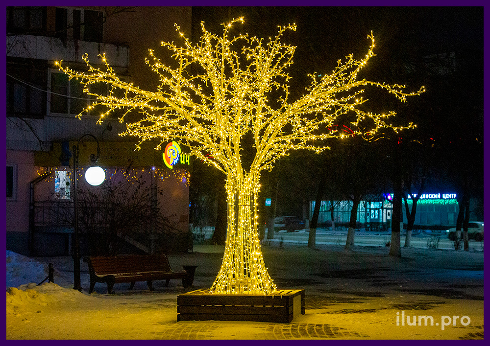 Дерево из металла с деревянной лавочкой, подсветка гирляндами на Новый год
