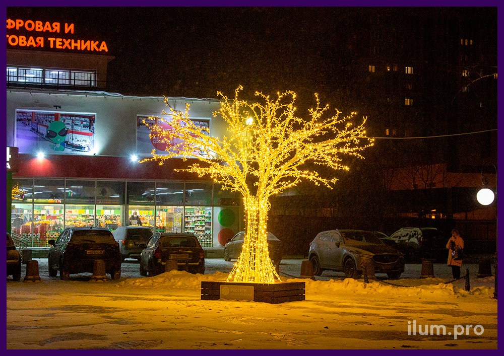 Светодиодное дерево на площади города, металлический каркас с гирляндами