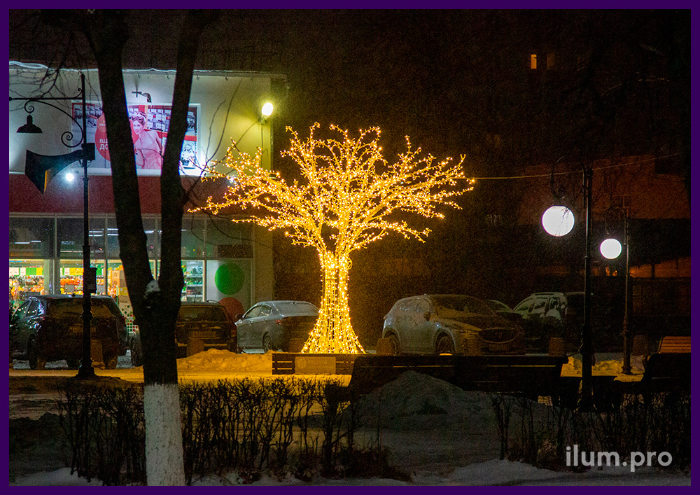 Лавочка в основании светящегося дерева с гирляндами во Владимире на Новый год