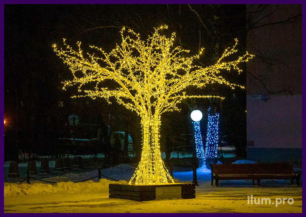 Фотозона с подсветкой гирляндами в виде большого дерева со скамейкой на улице Владимира