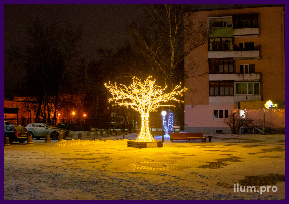 Новогодняя иллюминация в городе Владимир, светящееся дерево с гирляндами на Левитана