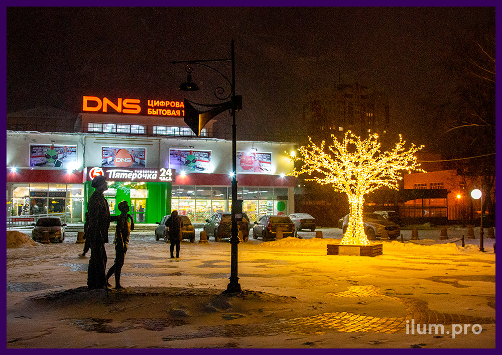 Новогоднее украшение площади во Владимире уличными фигурами с гирляндами