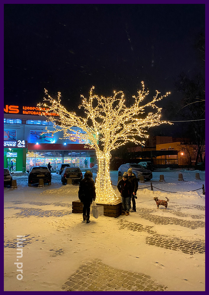 Украшение городской площади на Новый год светодиодным деревом с гирляндами