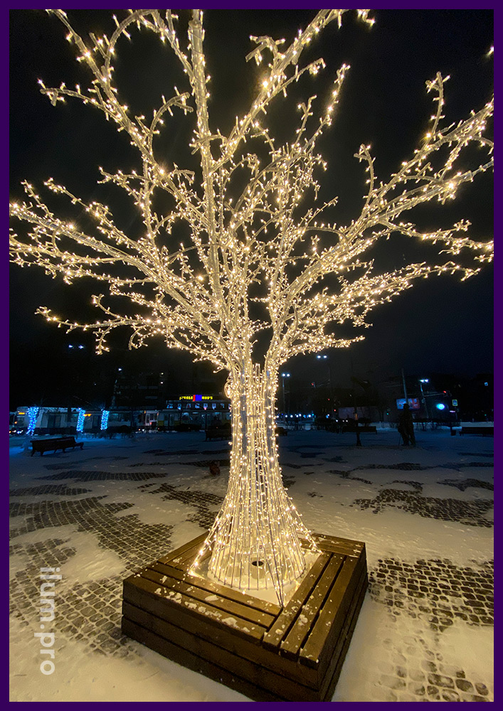 Новогоднее дерево с подсветкой уличными гирляндами для украшения площади